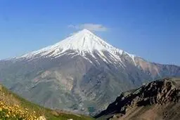 دماوند، بام ایران، همچنان در ابهت و شکوه خود ایستاده است | تصویری از دماوند در ۱۴ تیر، «روز دماوند»+ ویدئو