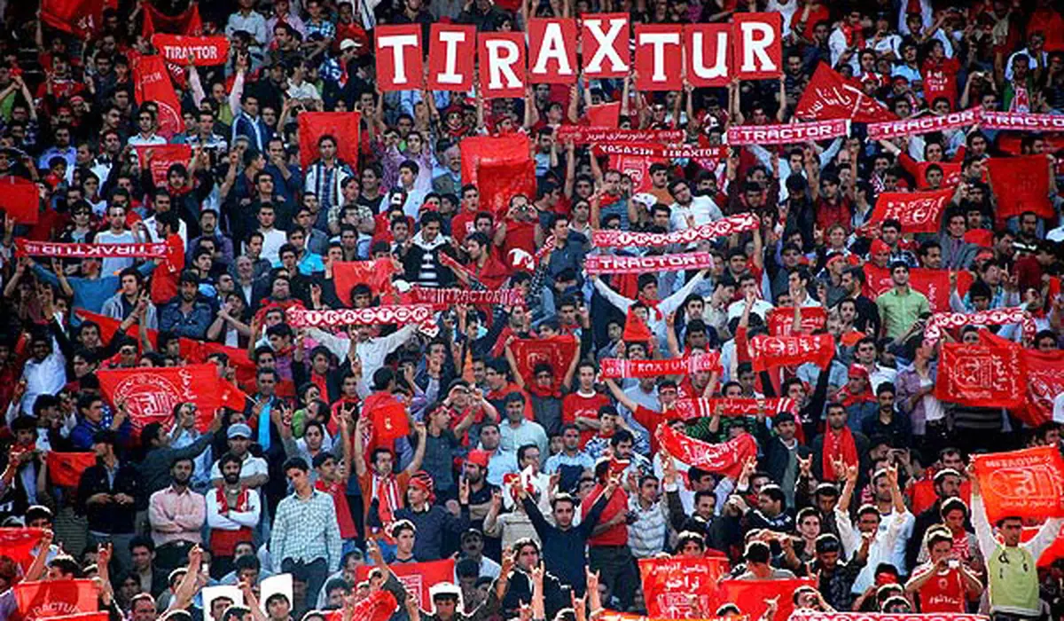 تجمع اعتراض آمیز هواداران تراکتور مقابل دفتر باشگاه / خواسته هواداران: تقویت تیم و انتخاب سرمربی جدید
