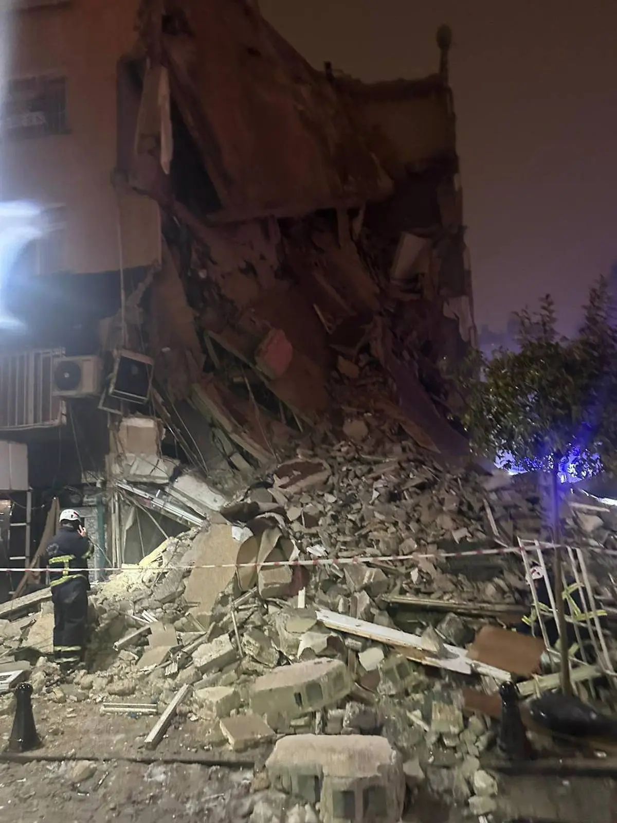 لحظه‌ی ریزش ساختمان ۸ طبقه در زلزله ترکیه+ویدئو 