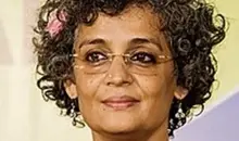 آرونداتی روی نویسنده بزرگ به جای معرفی کتاب از ایران دفاع کرد