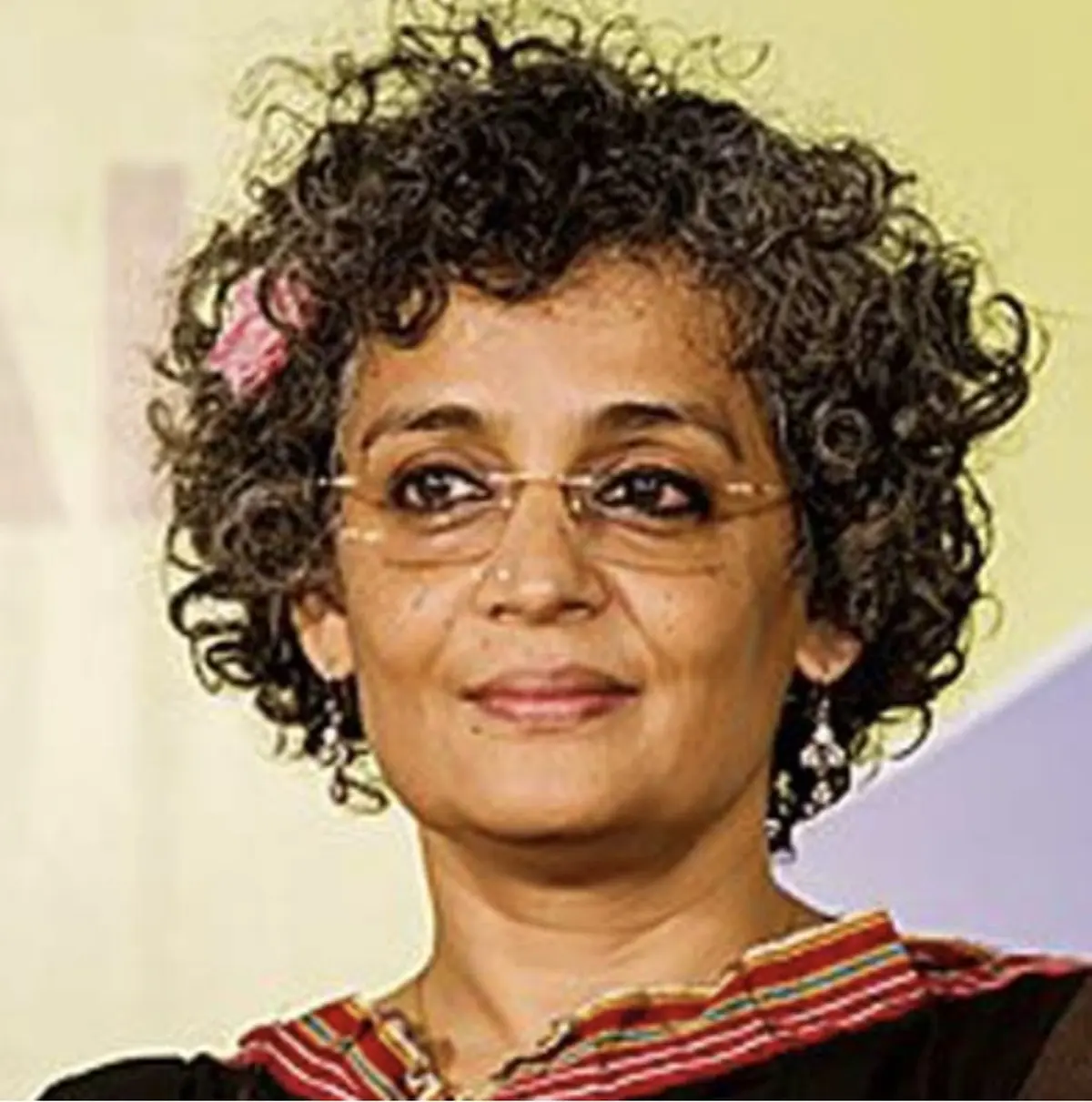 آرونداتی روی نویسنده بزرگ به جای معرفی کتاب از ایران دفاع کرد