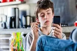 اگر پسر نوجوان دارید، این مطلب را بخوانید | چالش‌های روحی که باید بشناسید