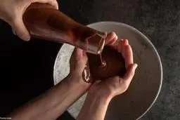 سرو شکلات آب شده با ریختن آن روی دست مشتریان در یک رستوران!+ویدئو