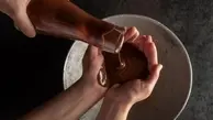سرو شکلات آب شده با ریختن آن روی دست مشتریان در یک رستوران!+ویدئو