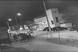 زیر گرفتن وحشیانه مردم به علت دعوا در کافه! + ویدئو