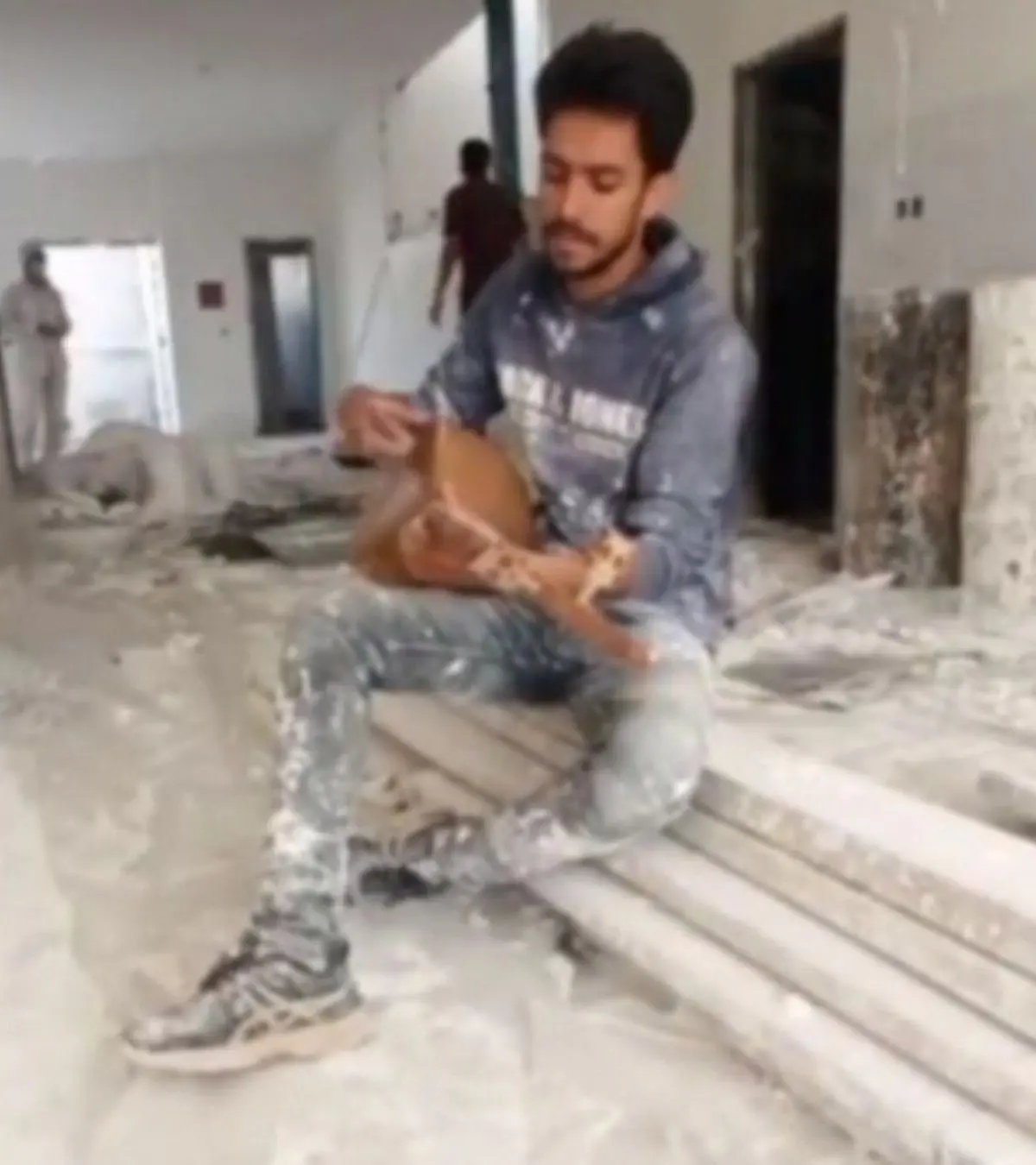 اجرای زیبای موسیقی خراسانی توسط یک جوان نقاش ساختمان+ویدئو