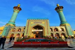 خبرنگاران خارجی در حرم امامزاده صالح | تجریش میزبان نگاه‌های جهانی