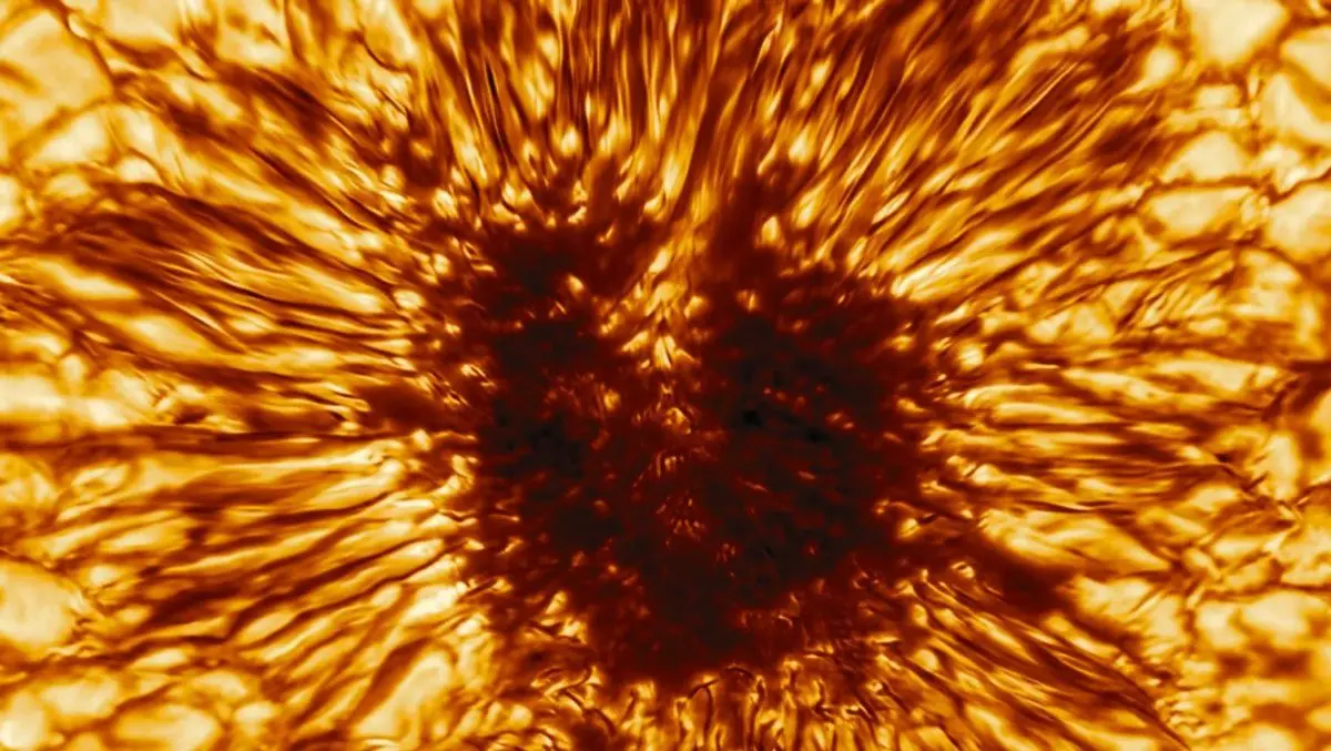 یک لکه خورشیدی عظیم که رو به زمین است، هرلحظه ممکن است منفجر شود + تصویر