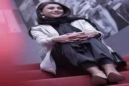 پوشش منشوری بازیگر زن کنار دریا | پوشش جنجالی آزاده صمدی +تصویر