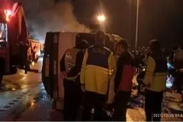 واژگونی مرگبار در فریزی چناران | سقوط مینی‌بوس به دره با یک کشته و ۱۹ زخمی