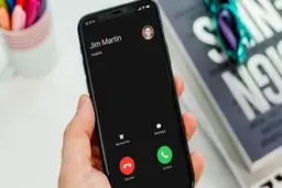 چرا نسل جدید از تماس تلفنی هراس دارد؟ | علت اضطراب نسل زد از زنگ خوردن تلفن 