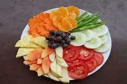 این تزئین ساده سالاد فقط با خیار و گوجه فرنگی به سفره ات رنگ و لعاب میده+ویدئو