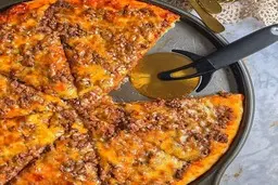 خودت توی خونه پیتزا گوشت چرخ کرده درست کن | طرز تهیه پیتزا گوشت چرخ کرده به روش فست فودی ها