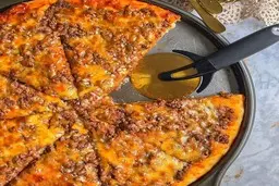 خودت توی خونه پیتزا گوشت چرخ کرده درست کن | طرز تهیه پیتزا گوشت چرخ کرده به روش فست فودی ها