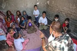 توزیع اقلام بهداشتی به زاغه‌نشینان پاکستانی در حاشیه تهران 