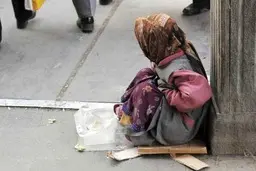 متکدیان میلیونر با شگرد‌های جدید در پایتخت؛ ۲۰۰ هزار تومان از من جوراب بخر تا برایت جای پارک پیدا کنم