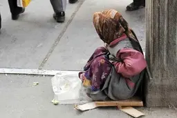 متکدیان میلیونر با شگرد‌های جدید در پایتخت؛ ۲۰۰ هزار تومان از من جوراب بخر تا برایت جای پارک پیدا کنم