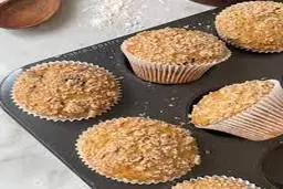 کیک سه‌سوته با گلابی و سیب؛ ساده، سریع و خوش‌طعم | پای گلابی فوری؛ کیک خوشمزه بدون فر برای زنگ تفریح مدرسه