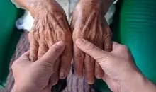 این مادربزرگ تمام عمر آرزو داشته جوراب قرمز بپوشه | خنده و گریه های مادربزرگ بعد هدیه گرفتن از نوه ها را ببینید +ویدئو