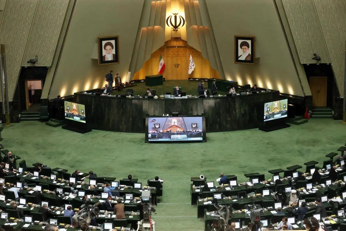 تصویری عجیب از پوشش نماینده تهران در مجلس! 