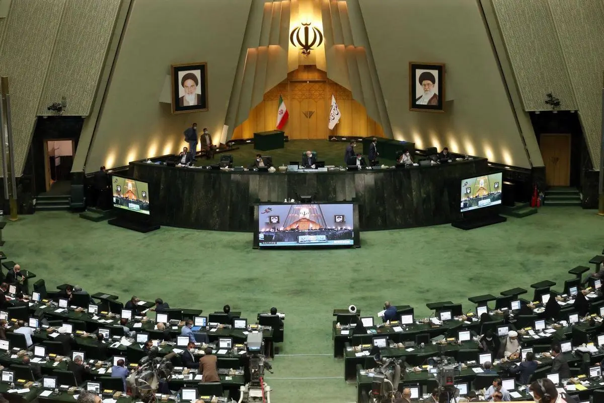 تصویری عجیب از پوشش نماینده تهران در مجلس! 