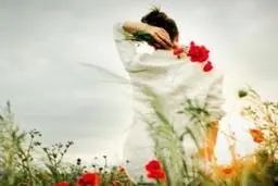 صورت زیبای این زن همه را شوکه کرد! | زنِ 22 ساله در بدن یک دختر 8 ساله!