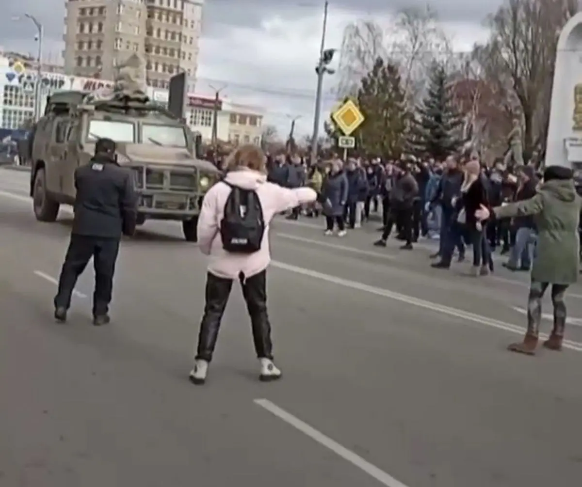 تلاش اوکراینی‌ها برای ممانعت از حرکت خودروی نظامی روس+ویدئو