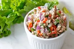 سالاد تُن ماهی؛ سریع و خوشمزه | پیشنهاد مقرون‌به‌صرفه برای دانشجوها و کارمندان +ویدو