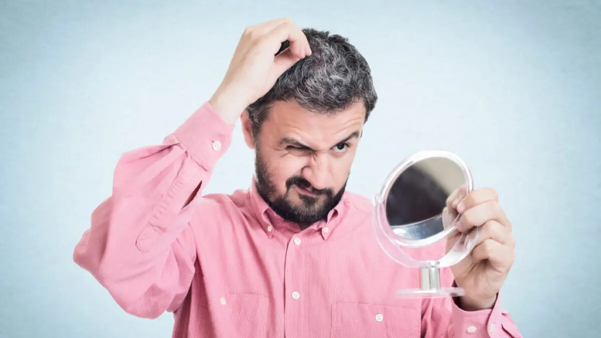 به این دلایل نباید موهای خاکستری یا سفید را از ریشه بکنید !