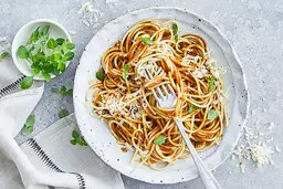 این ۲ ماده غذایی سس ماکارونی را بی‌نظیر می‌کند | رمز و راز خوشمزه و خوشرنگ شدن ماکارونی