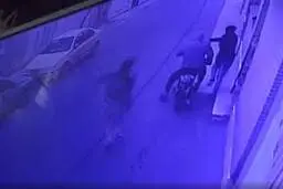 زورگیری بی‌رحمانه از پسربچه ۱۵ ساله در مشهد به خاطر گوشی آیفون!+ویدئو