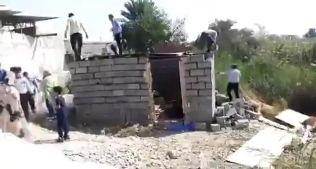 تخریب آلونک یک زن سرپرست خانوار در بندرعباس به دست ماموران شهرداری + ویدئو