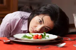 خطر وحشتناک | اگر نهار یا شام را دیر بخوریم چه بلایی سرمان می آید؟