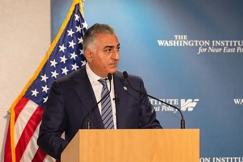 حمله یک معترض با سس گوجه به رضا پهلوی +ویدئو