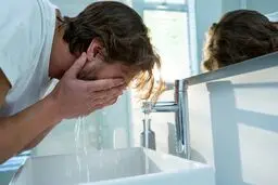 بهترین زمان شستن صورت | چند بار در روز صورتمان را بشوییم؟