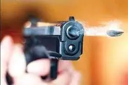 شوهر،لباس زنانه پوشید و به خودرو همسرش تیراندازی کرد