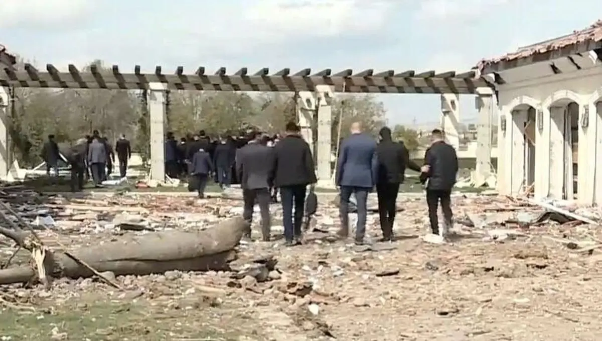 
بازدید نخست وزیر عراق از محل اصابت موشک ها به اربیل 
