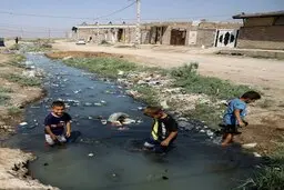 عکس تلخ از بازی کودکان اهوازی در فاضلاب