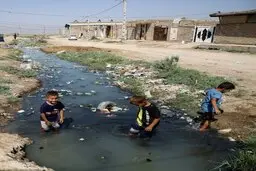 عکس تلخ از بازی کودکان اهوازی در فاضلاب