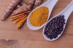 ترکیب جادویی زردچوبه و فلفل سیاه: معجونی برای سلامتی