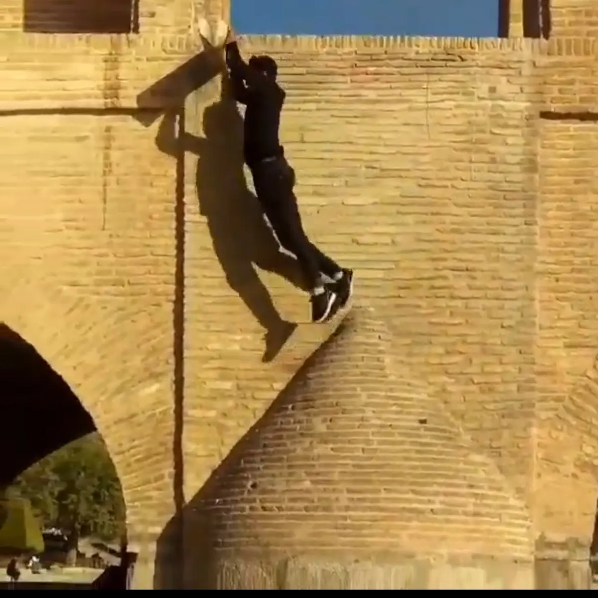 پارکورها از تاریخ صفوی سی‌‌ وسه‌ پل هم بالا رفتند. + ویدئو