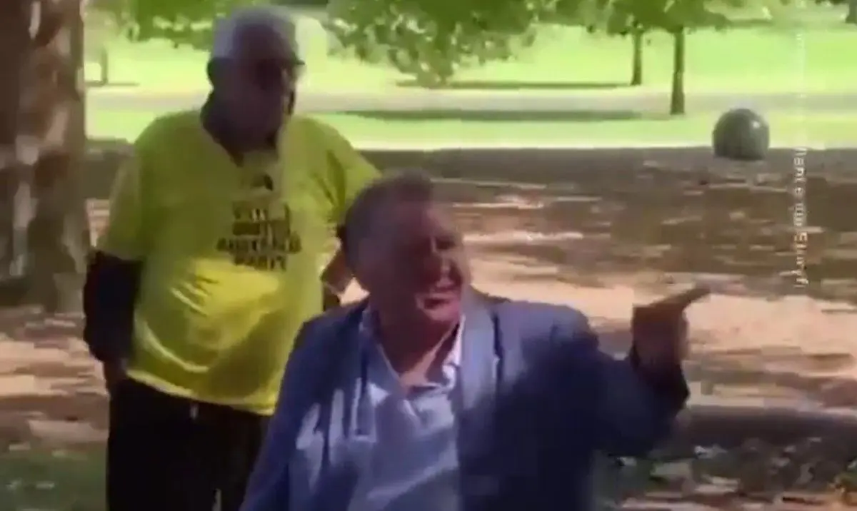 لحظه‌ای که یک شهروند عادی در پارک، تخم‌مرغی را بر سر یک سیاستمدار می‌کوبد!+ویدئو 