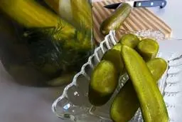 روش تهیه خیارشور با سبزیجات