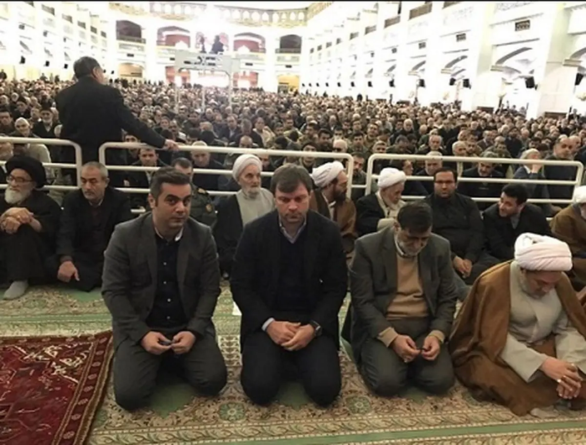 تصویری از سرمربی جدید تراکتور در نماز جمعه تبریز