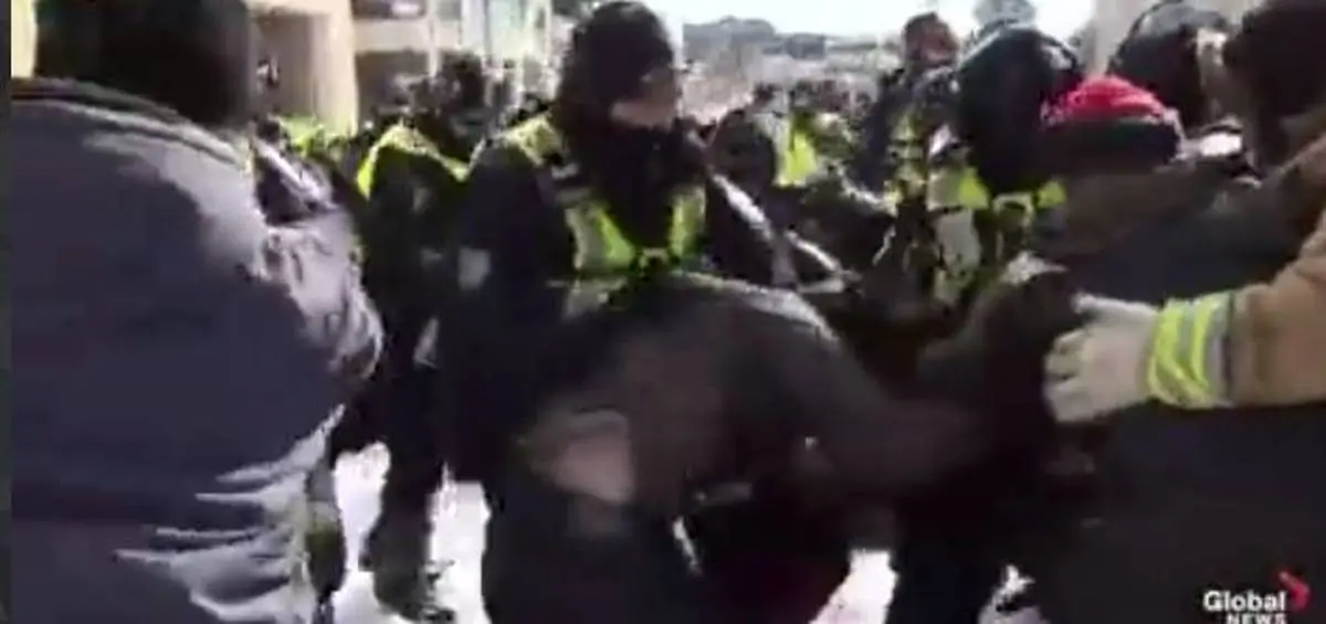 حمله پلیس کانادا به کامیون‌داران + ویدئو 