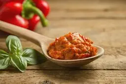 چطور رب خانگی خوش‌رنگ و بی‌کپک درست کنیم؟ | طرز تهیه رب فلفل دلمه‌ای +ویدئو