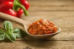 چطور رب خانگی خوش‌رنگ و بی‌کپک درست کنیم؟ | طرز تهیه رب فلفل دلمه‌ای +ویدئو