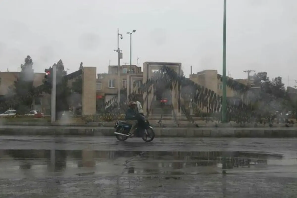 محورهای ۴ استان بارانی است | ترافیک نیمه سنگین در آزادراه کرج-تهران