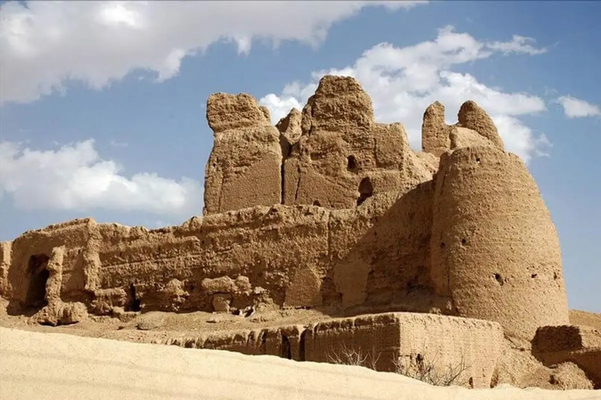 ساخت و ساز بتنی در عمق بافت تاریخی شهر نایین و حریم نارین قلعه!+تصویر 