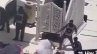 حمله یک زائر با چوب به خطیب مسجد الحرام + ویدئو
